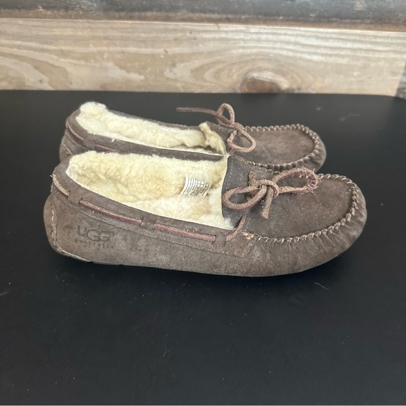 UGG Women's Dakota Brown Suede Cozy Slippers Sherpa Lined Slip On Size 7 - Picture 9 of 9